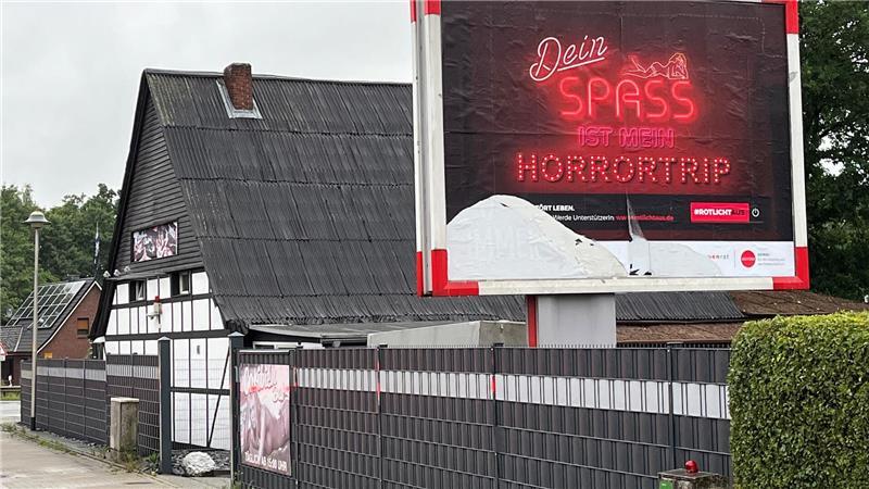 Protest gegen den Kiez-Imbiss auf dem Herbstmarkt Horneburg 2022 protestierte die Gruppe "Rotlicht aus!" vor dem Bordell in Ovelgönne/Ketzendorf.
