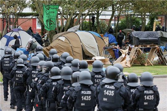 2022 räumte die Punks auf Sylt ihr Protestcamp freiwillig, doch die Polizei schaute in Mannschaftsstärke zu. Archivfoto: dpa