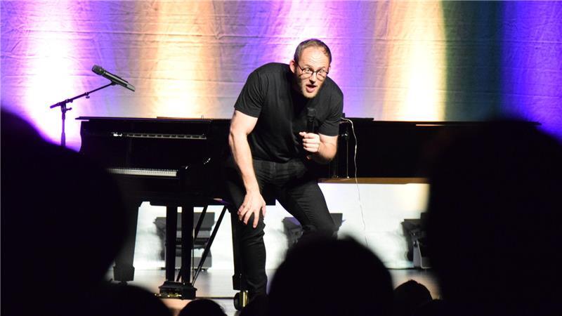 2022 trat Sven Bensmann noch vor 30 Besuchern in der Drochterser Kulturscheune auf. Vier Jahre später schaut er im Stadeum in knapp 900 Gesichter.