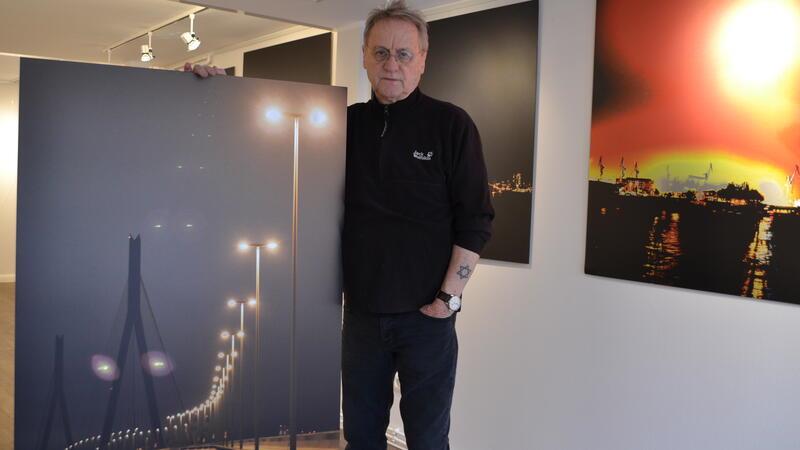 Dunkel und leer: Alain Marie zeigt die Köhlbrandbrücke von ihrer anderen Seite Alain L. L. Marie steht neben Nachtansichten von Köhlbrandbrücke und Hafen