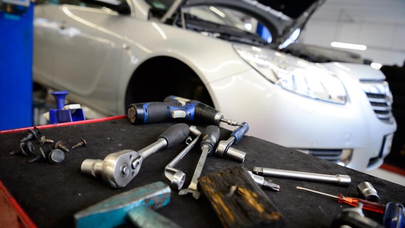Schon jetzt absehbar: Autoversicherung wird noch teurer 2023 hatten gestiegene Preise für Reparaturen und Ersatzteile den Kfz-Versicherern einen Milliardenverlust eingebrockt.
