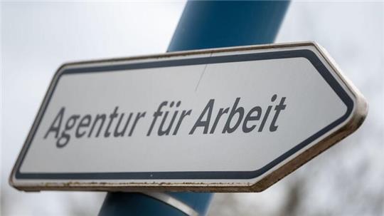 2023 wünschten sich fast 3,2 Millionen nicht erwerbstätige Menschen in Deutschland eigentlich eine bezahlte Arbeit.