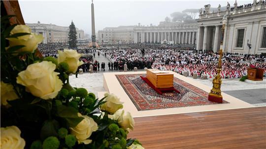 2023 wurde Papst Benedikt beigesetzt. Am Samstag ist die Trauerfeier für Papst Franziskus geplant (Archivbild). 