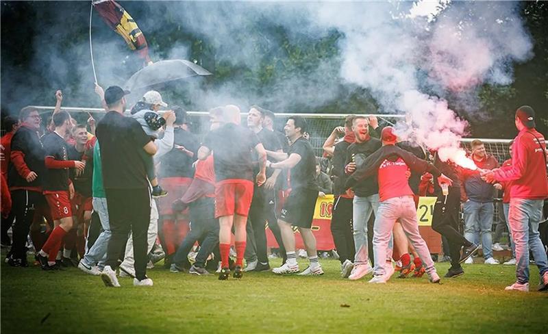 2024 feierten die Wiepenkatener in Hammah nach gewonnenem Relegationsspiel.
