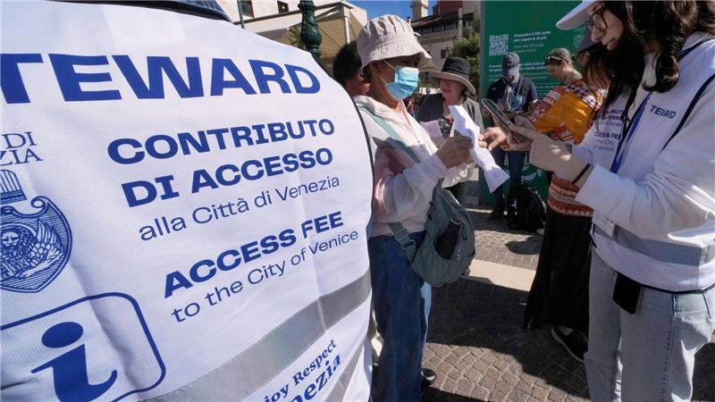 Venedig verdoppelt Eintrittspreis für Tagestouristen 2024 hatte Venedig als erste Stadt der Welt damit begonnen, von Kurzbesuchern Eintritt zu verlangen.