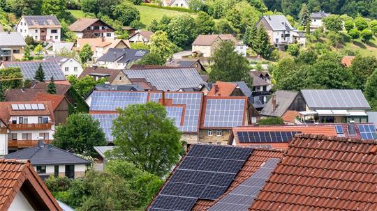 2025 gaben Deutschlands Hausbesitzer vergleichsweise wenige neue Solaranlagen in Auftrag. In diesem Jahr jedoch profitieren Solarinstallateure von einer möglicherweise kurzlebigen Sonderkonjunktur. (Archiv) 