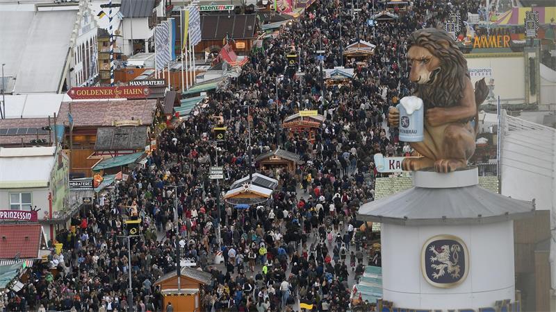 Auf geht’s zur Wiesn: Bier, Schampus, Sicherheit 2025 musste das Wiesn-Gelände zeitweise wegen Überfüllung geschlossen werden. (Archivbild)