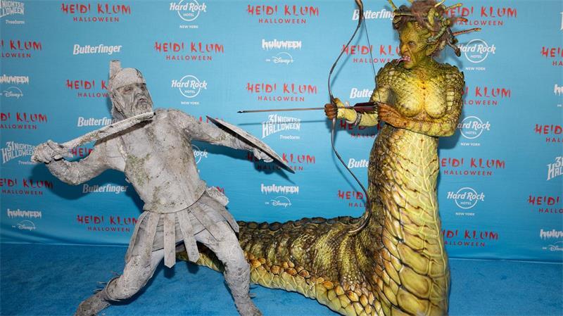 2025 präsentierte sich Klum als Schlangenwesen Medusa. Ihr Mann Tom Kaulitz erschien als griechischer Soldat. 