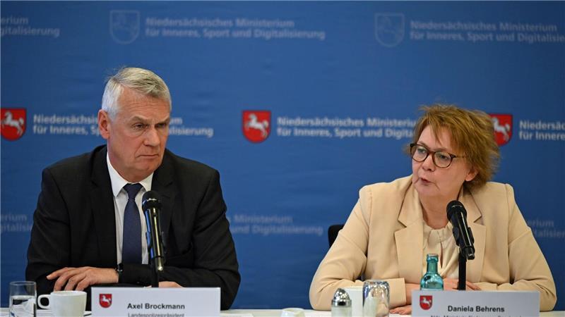 2025 sinkt die Zahl der Straftaten laut Landespolizeipräsident Axel Brockmann von 529.264 Fällen im Vorjahr auf 506.634 Fälle.