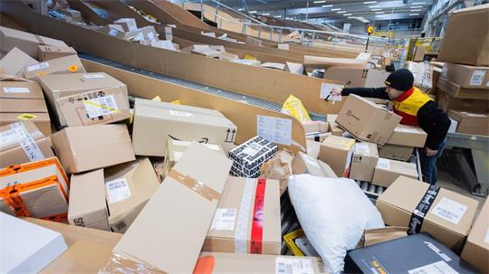 2025 wickelten die europäischen Zollämter nach Angaben der EU-Staaten rund sechs Milliarden Pakete von Onlinehändlern ab. (Symbolbild)
