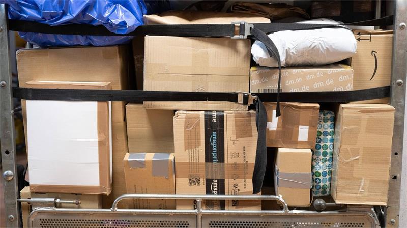 2025 wickelten die europäischen Zollämter rund sechs Milliarden Pakete von Onlinehändlern ab. (Symbolbild)