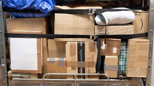 2025 wickelten die europäischen Zollämter rund sechs Milliarden Pakete von Onlinehändlern ab. (Symbolbild)