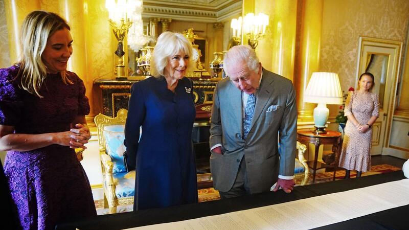 Charles und Camilla bekommen Krönungsrolle überreicht 21 Meter lang und rund 11.600 handgeschriebene Wörter: Fast genau ein Jahr nach ihrer Krönung haben König Charles III. und seine Frau Königin Camilla das offizielle Protokoll der Zeremonie erhalten.