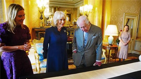 21 Meter lang und rund 11.600 handgeschriebene Wörter: Fast genau ein Jahr nach ihrer Krönung haben König Charles III. und seine Frau Königin Camilla das offizielle Protokoll der Zeremonie erhalten.