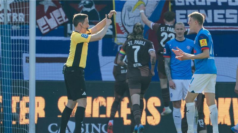2:1 für St. Pauli nach Torlinientechnik: Schiedsrichter Benjamin Brand (l) zeigt auf seine Uhr
