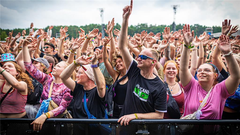 21.06.2024, Niedersachsen, Scheeßel: Festivalbesucher verfolgen den Auftritt des...
