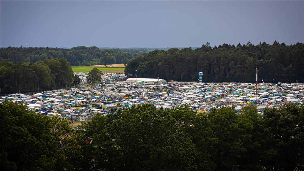 21.06.2024, Niedersachsen, Scheeßel: Mit zahlreichen Zelten und Wohnwagen ist de...