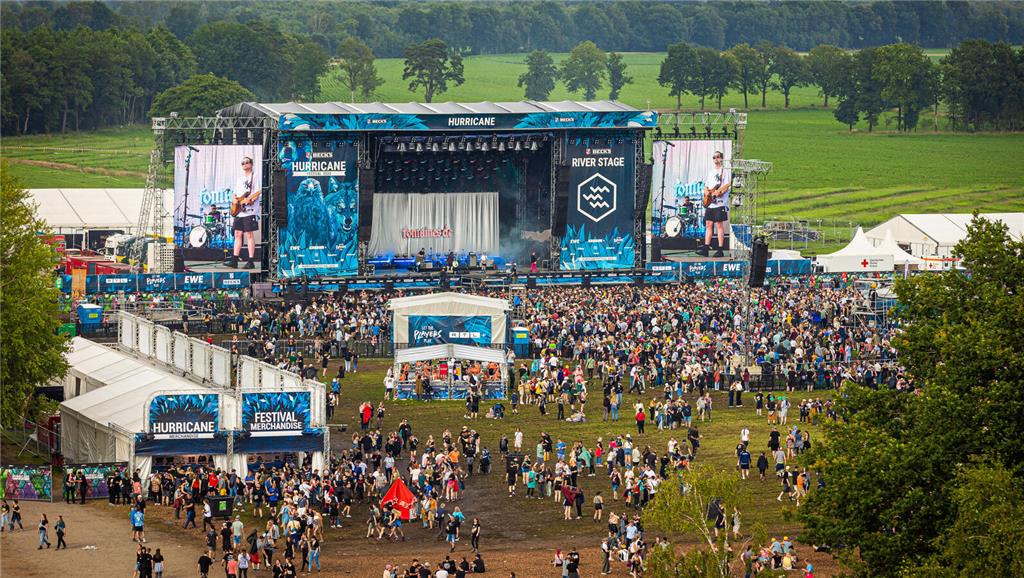 21.06.2024, Niedersachsen, Scheeßel: Zahlreiche Festivalbesucher verfolgen den A...