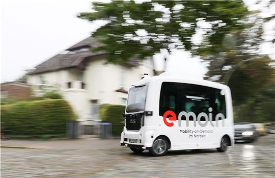 21.09.2021, Hamburg: Der autonom fahrende Bus „emoin“ ist im Villenviertel in Hamburg-Bergedorf unterwegs. Der fahrerlose Shuttle-Kleinbusdienst hat am Dienstag in Hamburg-Bergedorf seinen regulären Dienst aufgenommen, zunächst noch mit ein