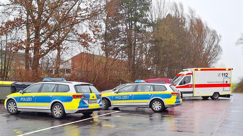 Messer im Ranzen: Zahl der Gewaltfälle in Schulen steigt - auch in Niedersachsen 21.12.2023: Polizeiautos und ein Krankenwagen stehen nahe einer Schule in Cuxhaven. Vor den Augen ihrer Mitschüler hatte eine Jugendliche ein anderes Mädchen mit einem Messer schwer verletzt.