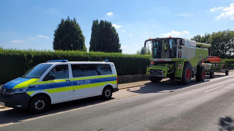 22 Beamten waren in den Landkreisen unterwegs und stoppten Arbeitsmaschinen wie diesen Mähdrescher.