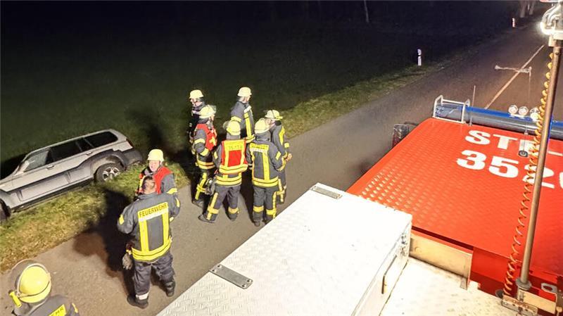 22 Einsatzkräfte rückten am Sonntagabend zur Unfallstelle aus.