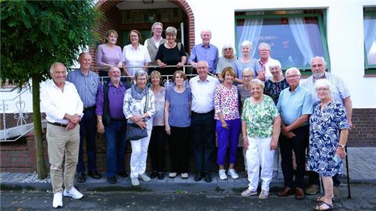 22 Teilnehmer treffen sich im Fährhaus Kirschenland zum 62-jährigen Klassentreffen. Manfred Harms (vordere Reihe, Dritter von links) gehört zum Organisationstam.