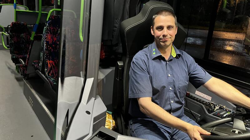 Warum dieser Busfahrer Schüler belohnte - und was er am Steuer noch erlebt 22 Uhr: Die vorletzte Runde mit der Linie 2105 für heute hat Dennis Borchers jetzt hinter sich.