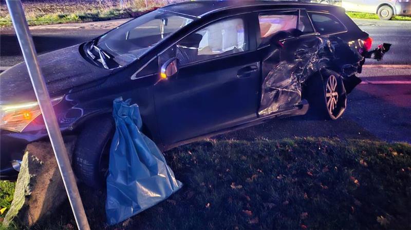 Unfall in Mittelsdorf: Junger Autofahrer missachtet Vorfahrt 23 Feuerwehrleute aus Hammah und Mittelsdorf rückten am Montag zu einem Unfall aus.