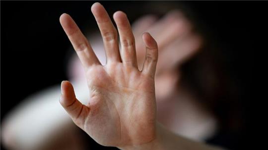 24 Prozent junger Frauen in Beziehungen weltweit haben schon einmal Gewalt erlebt.(Symbolbild)