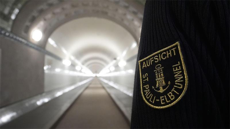 Ratten, Fische, Robben - Vom Fliesenkünstler des Hamburger Elbtunnels 24 Stunden am Tag be- und überwacht - tagsüber sogar von Tunnelwärtern, die freundlich grüßen und die Aufzüge bedienen.