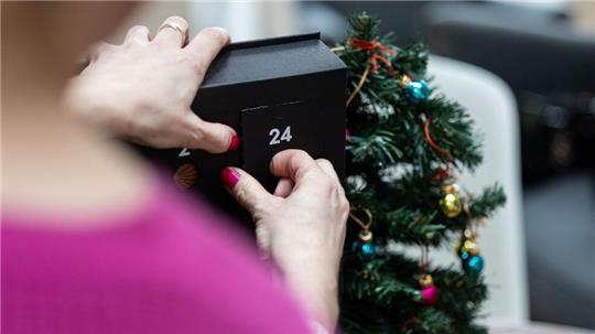 24 Vorweihnachtsgeschenke: Adventskalender als Ersatz für das Geschenk unterm Baum liegen im Trend. 