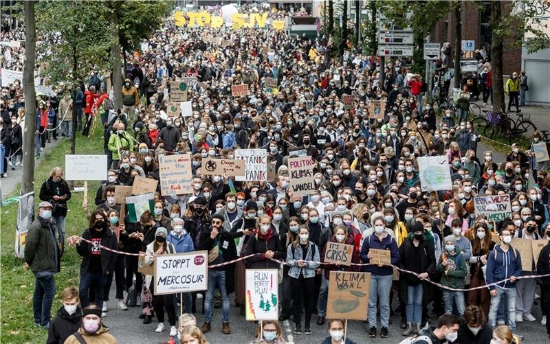 Zehntausende bei Klimastreik von Fridays for Future in Hamburg 24.09.2021, Hamburg: Demonstranten stehen auf der Klimastreikdemonstration von „Fridadys For Future“ bereit zu einem Umzug durch die Innenstadt. Kurz vor der Bundestagswahl finden deutschland- und weltweit Aktionen statt. Die Aktivisten for
