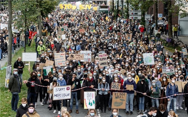 24.09.2021, Hamburg: Demonstranten stehen auf der Klimastreikdemonstration von „Fridadys For Future“ bereit zu einem Umzug durch die Innenstadt. Kurz vor der Bundestagswahl finden deutschland- und weltweit Aktionen statt. Die Aktivisten for