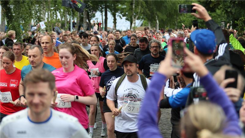 245 Teams sind auf der Strecke. Zu jedem Team gehören fünf Läufer. Jeder läuft etwas mehr als fünf Kilometer.