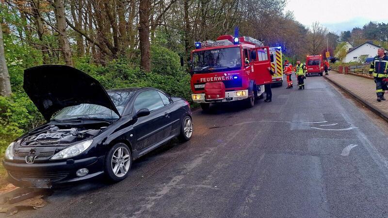 25 Einsatzkräfte kamen zu Hilfe, als es im Motorraum eines Pkw am Freitag plötzlich gebrannt hatte.