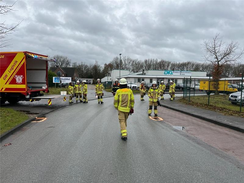 Lkw-Tank defekt: Umweltalarm in Stade-Wiepenkathen 25 Feuerwehrkräfte waren im Einsatz. Sie dichteten im Gewerbegebiet unter anderem die Gullys ab. Foto: Feuerwehr Wiepenkathen