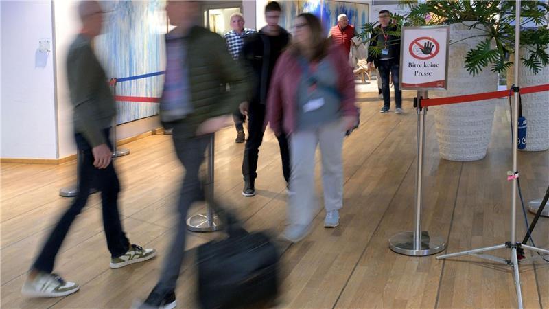 2,5 Millionen Beschäftigte bei Bund und Kommunen warten auf Ergebnisse bei den Tarifverhandlungen für den öffentlichen Dienst. Die Gespräche wurden am Samstagabend vertagt. Sonntag um 10 Uhr soll es weitergehen.