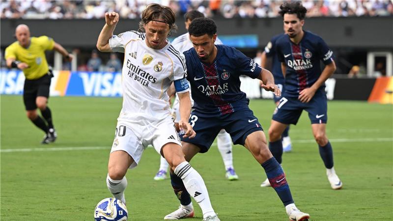Alonso ruft nach PSG-Lektion „Neustart“ bei Real aus 25 bittere Abschiedsminuten mit der Kapitänsbinde: Real-Legende Luca Madrid (vorne).