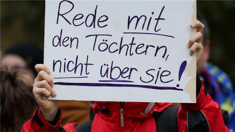 250 Demonstranten versammelten sich vor der Dresdner Staatskanzlei während des Besuchs des Kanzlers in der sächsischen Hauptstadt.