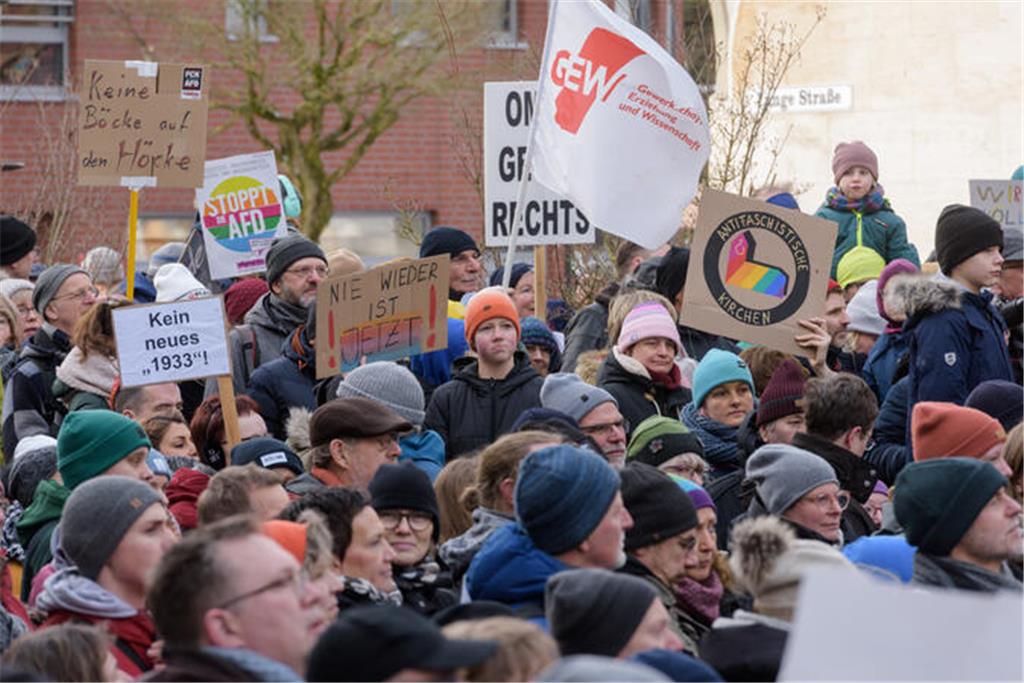 2500 Menschen demonstrieren in Buxtehude.