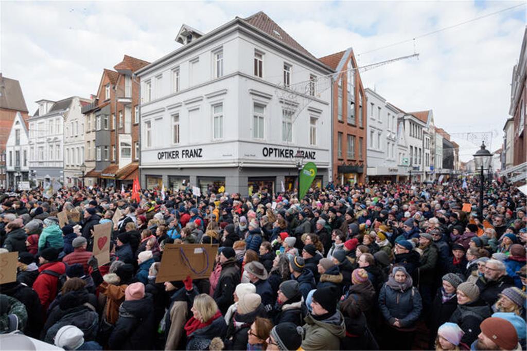 2500 Menschen demonstrieren in Buxtehude.