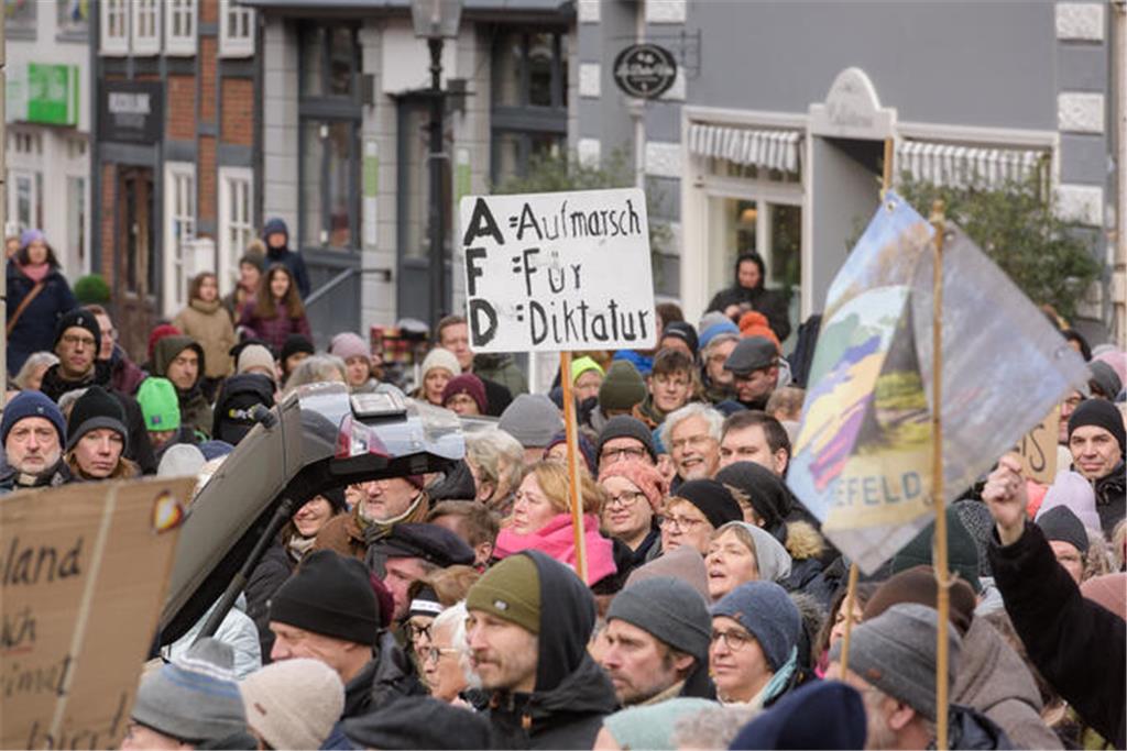 2500 Menschen demonstrieren in Buxtehude.