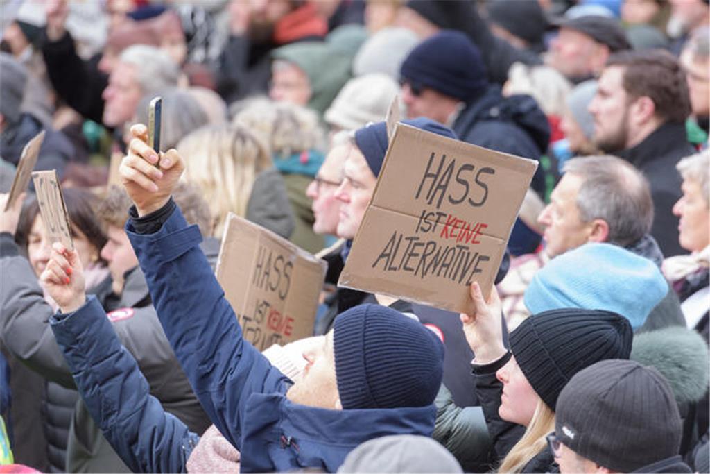 2500 Menschen demonstrieren in Buxtehude.
