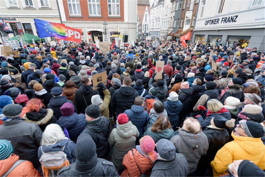 2500 Menschen demonstrieren in Buxtehude.