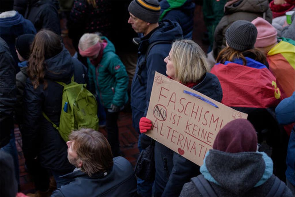 2500 Menschen demonstrieren in Buxtehude.