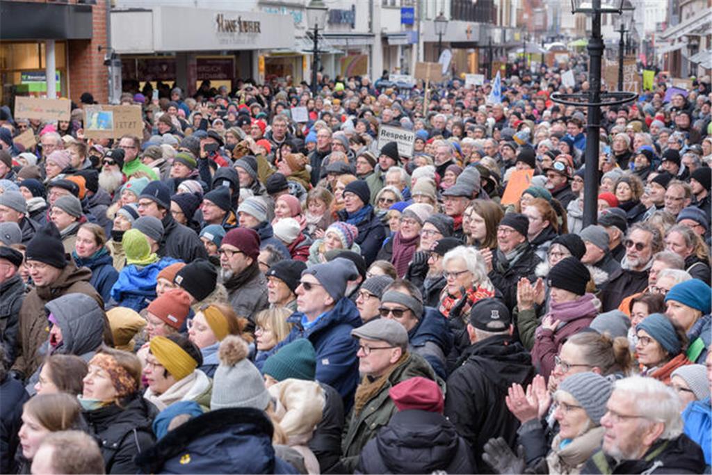 2500 Menschen demonstrieren in Buxtehude.