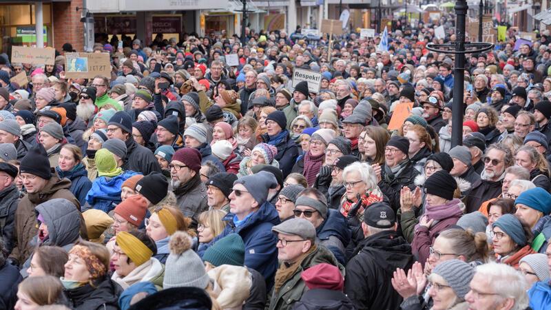 AfD-Spitzenkandidat kommt: So bereitet sich Buxtehude auf den Ausnahmezustand vor 2500 Menschen demonstrierten im Januar in Buxtehude.