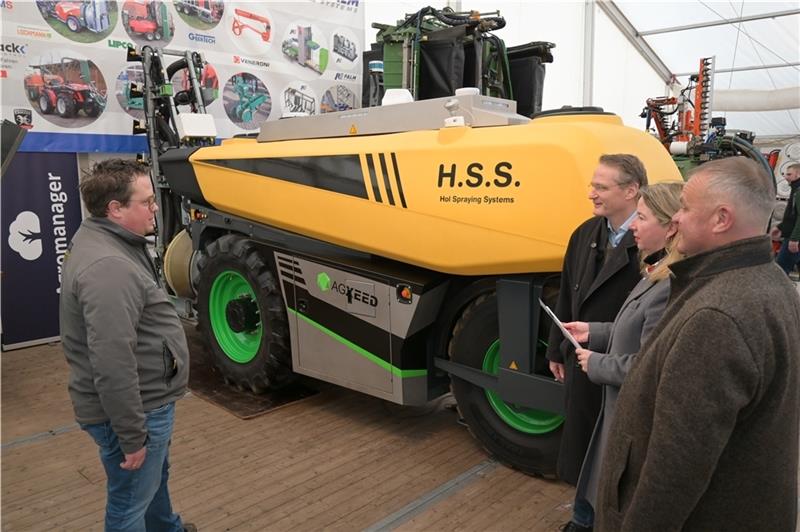 250.000 Euro kostet das Autonome Pflanzenschutzgerät AgBot, Hendrik Hol im Gespräch mit Karsten Klopp, Birgit Butter und Claus Schliecker.