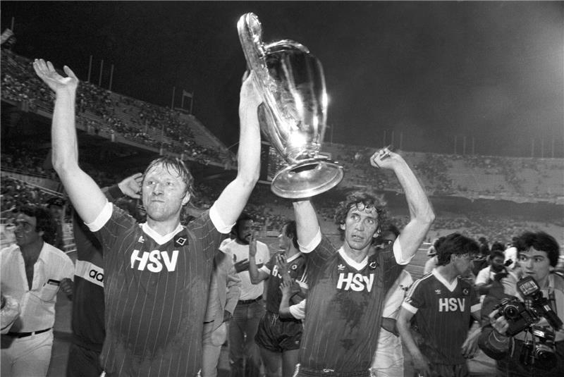 40 Jahre danach: Als der HSV an Europas Spitze stand 25.05.1983, Griechenland, Athen: Die Spieler des Hamburger SV Horst Hrubesch (l) und Ditmar Jakobs stemmen nach ihrem Sieg im Endspiel zwischen dem HSV und Juventus Turin den Pokal der Landesmeister in Athen (Griechenland) in die Höhe. Foto: UPI/dpa